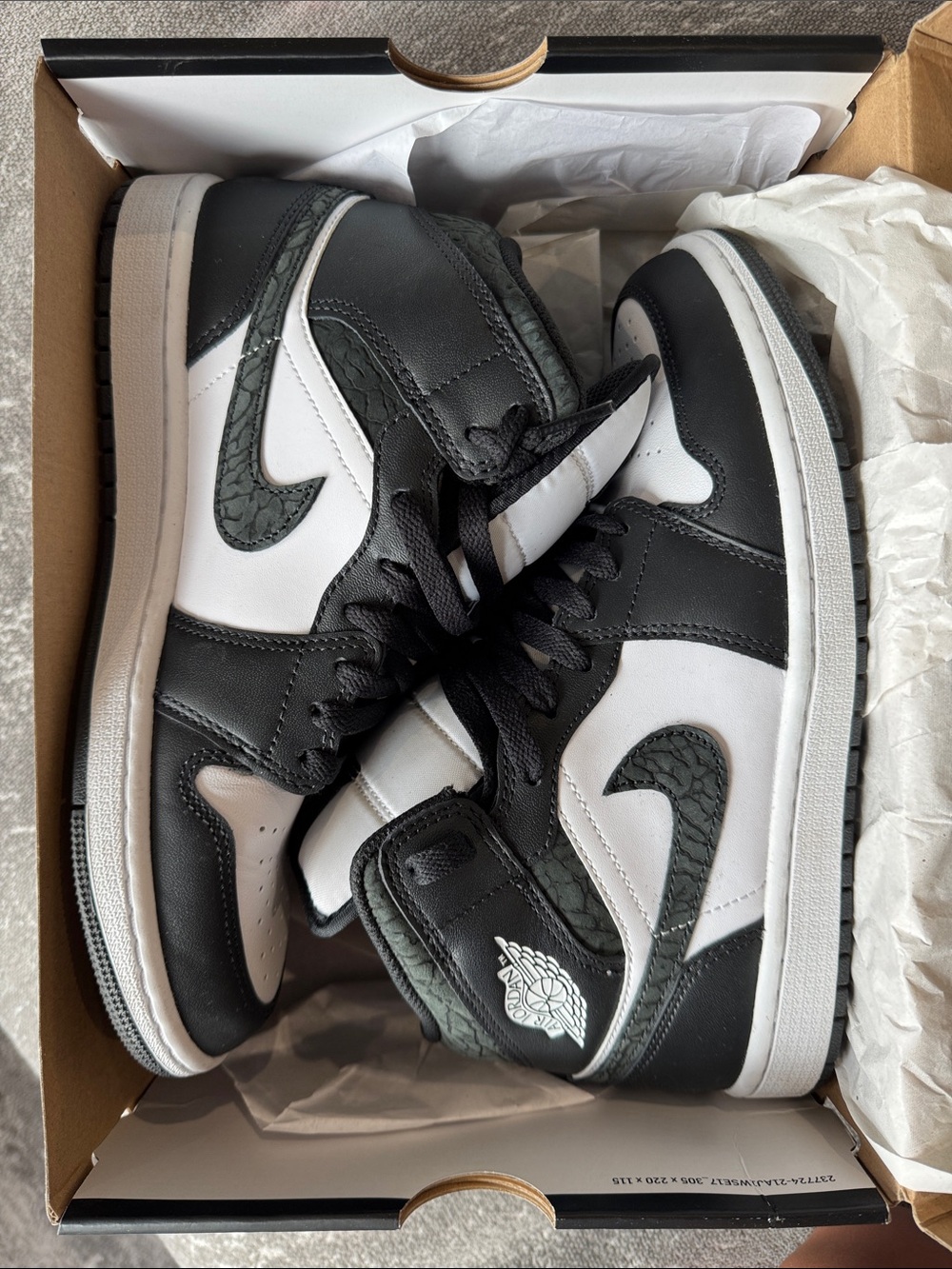 AIR JORDAN 1 MID SE
OFF NOIR/BLACK-WHITE-BLACK SIZE 8